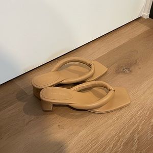 & other stories Thong Strap Heeled Leather Sandals 6.5